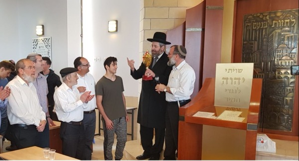 הרב לאו מעניק גביע הוקרה להראל ציון