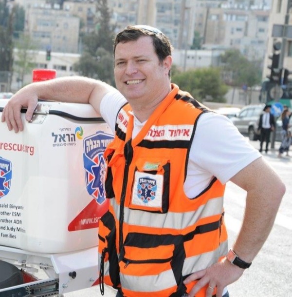 ד"ר אריה יפה, מתמחה במיילדות וגניקולוגיה במרכז הרפואי שערי צדק בירושלים ורופא מתנדב באיחוד הצלה