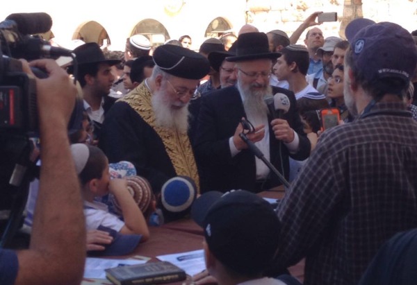 הרב אליהו והרב עמאר בכותל המערבי
