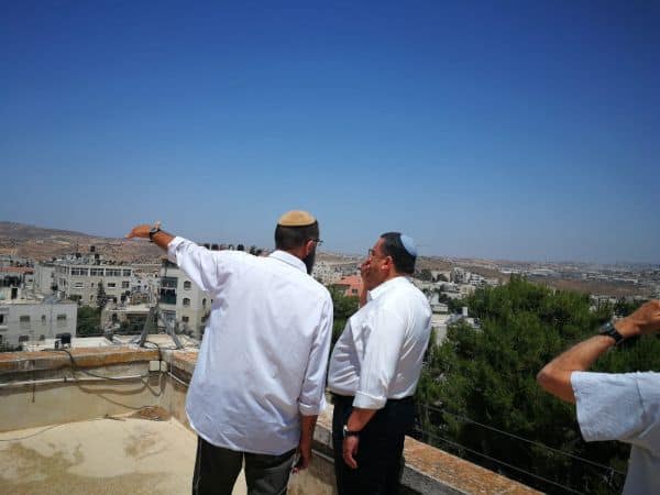 משה ליאון בסיור בביקור בבית השבעה