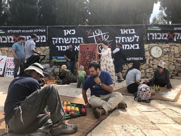 מתחם משחקי הקופסה מחוץ לביהמ"ש העליון