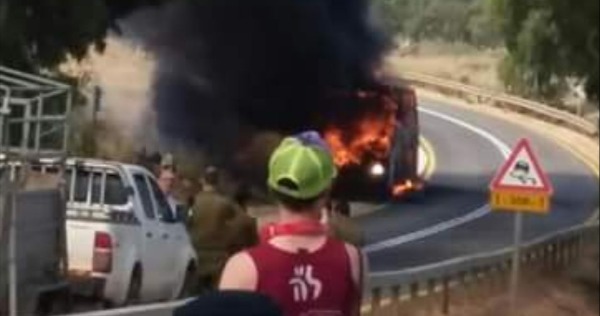 האוטובוס עולה באש