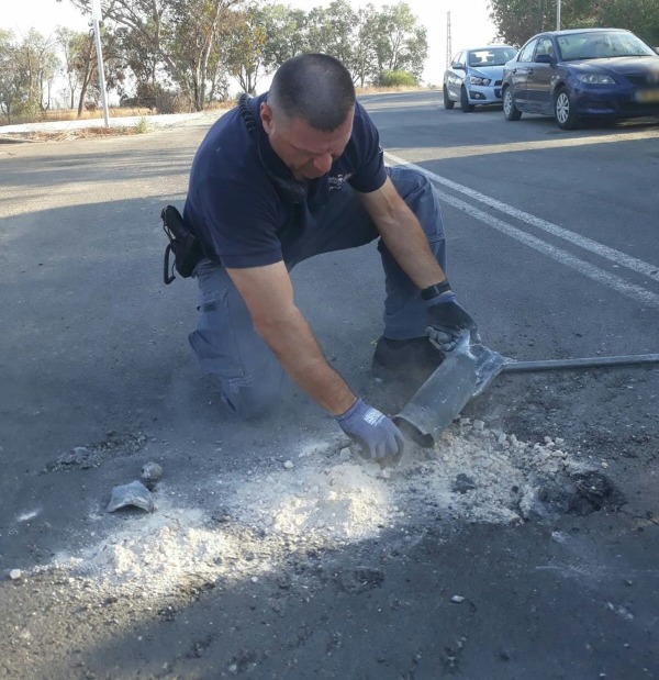 חבלן בזירת נפילת רקטה במועצה האזורית אשכול