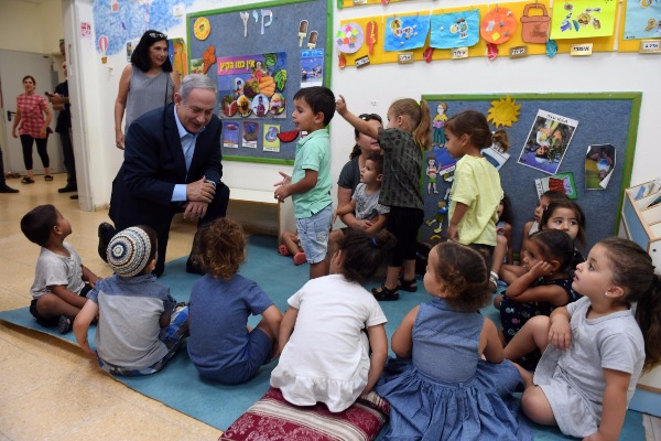 נתניהו בביקור בגן ילדים בשדרות