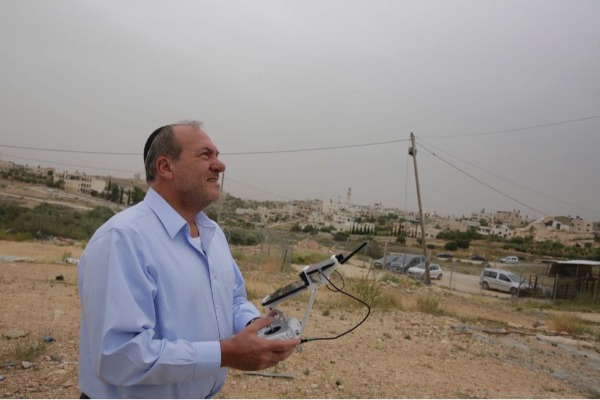 הרב אקשטיין מטיס את הרחפן