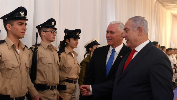 מייק פנס ובנימין נתניהו סוקרים את מסדר הכבוד