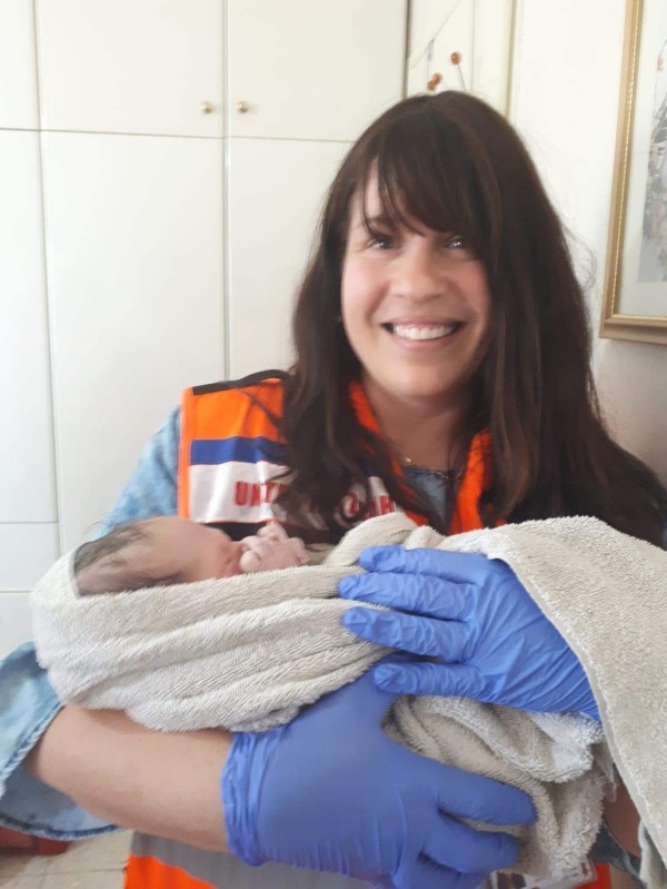חובשת איחוד הצלה גיטי ביר, עם תינוק שנולד בלידת בית בשבוע שעבר