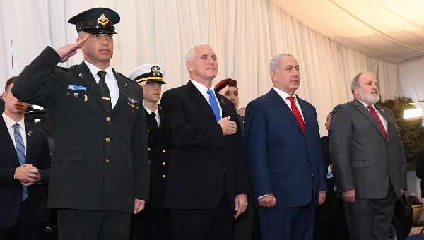 מייק פנס ובנימין נתניהו בקבלת הפנים במשרד רה"מ