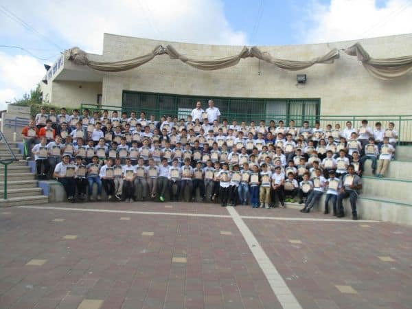 תלמידי בי"ס אהבת ישראל חוגגים את סיומי המסכתות