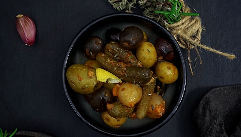  זיתים מוקפצים עם שום ובצל