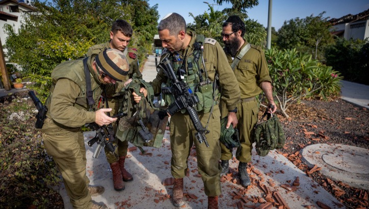 חיילי צהל בקיבוץ בארי