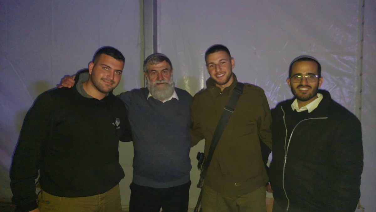 הרב חיים פוגל וחיילים