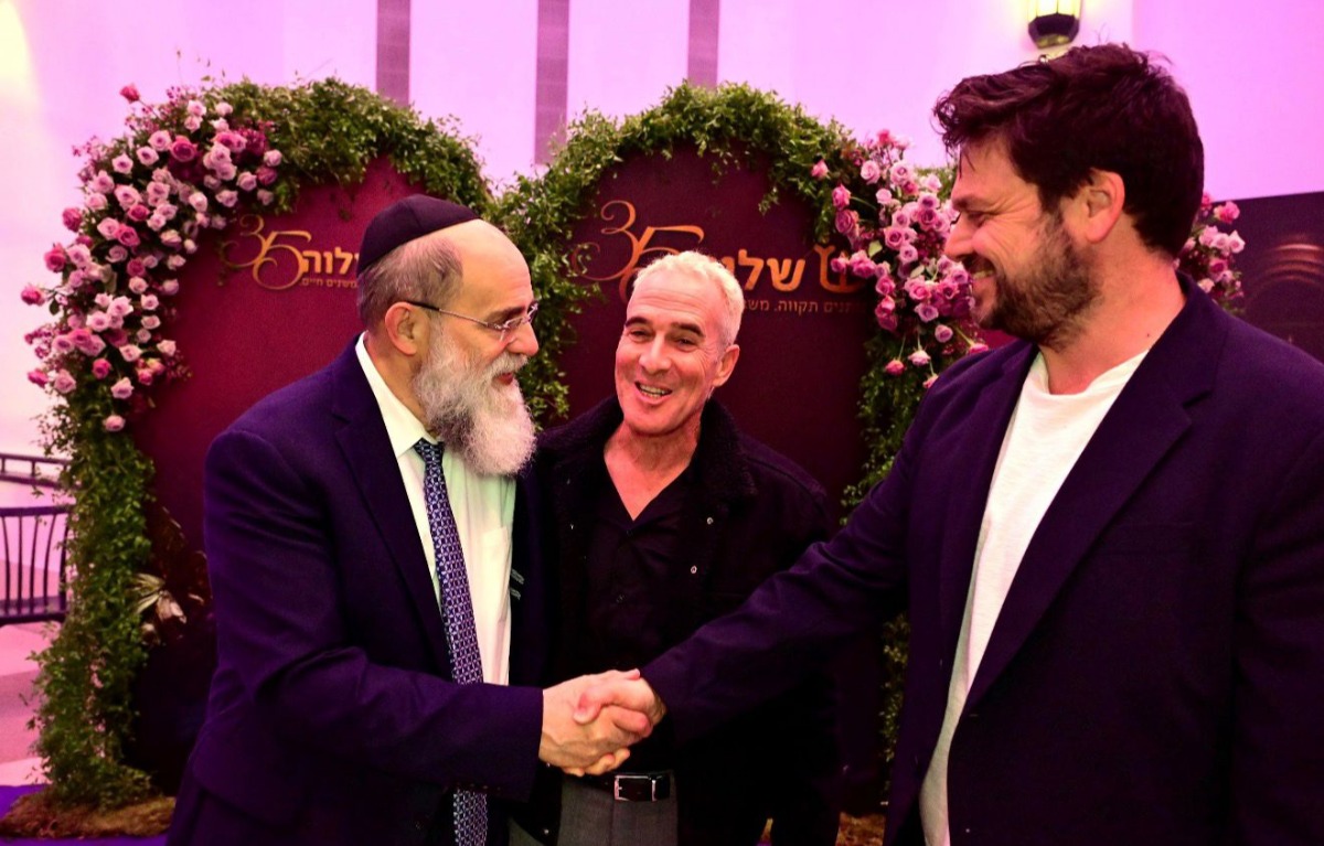 השחקן אוהד קנולר יחד עם קלמן סמואלס