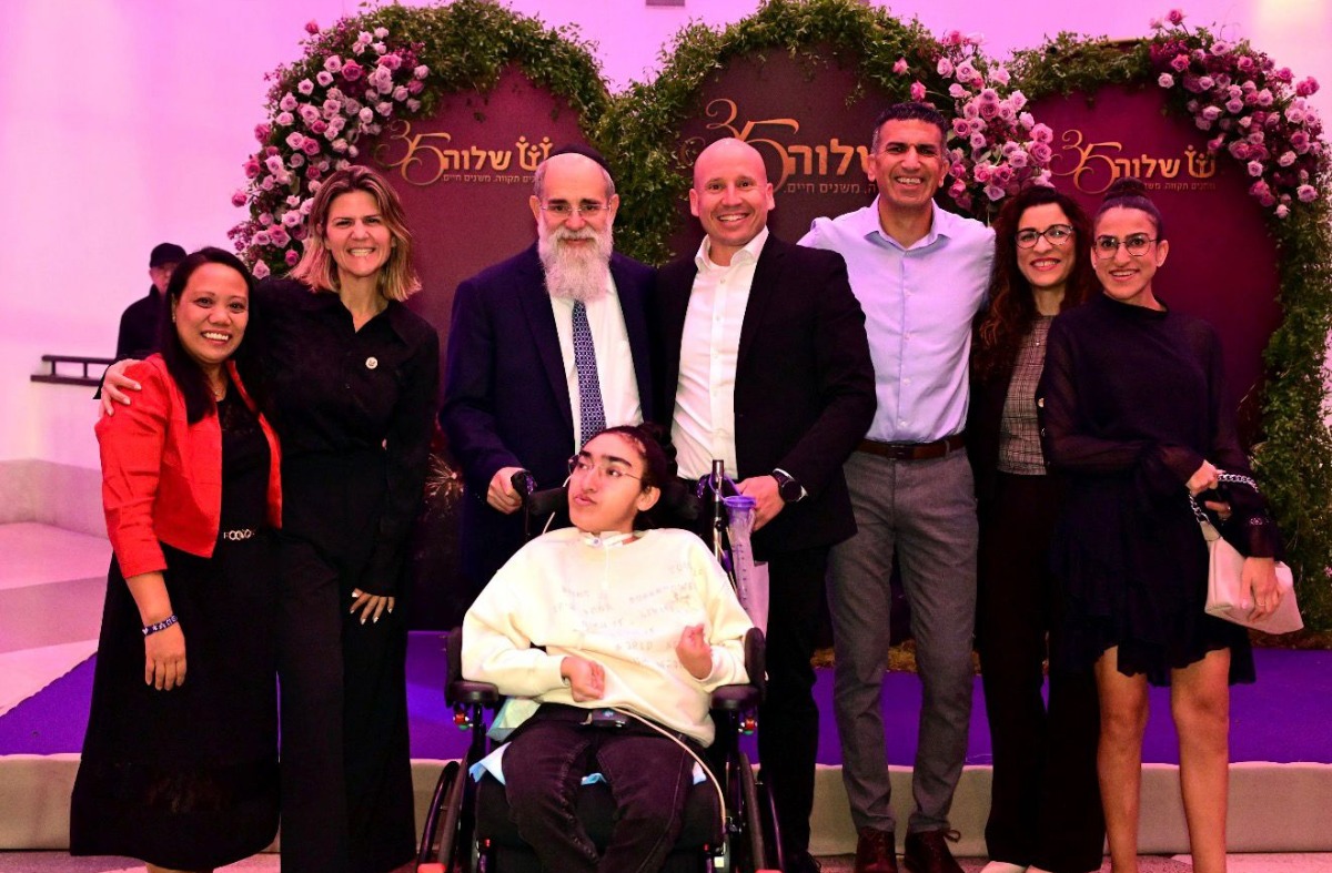 יוסי חמאמי עם משפחתו וביתו חיה (בכיסא גלגלים) יחד עם הדר מרקס