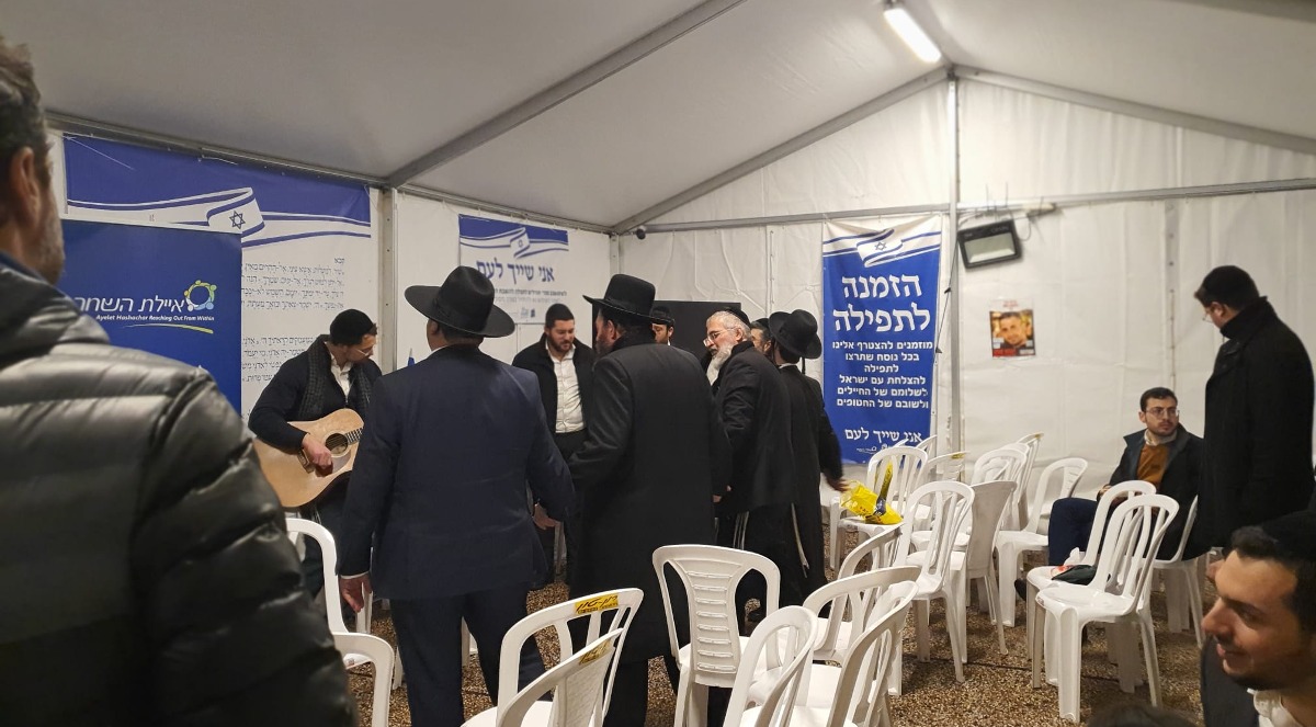 מאהל התפילה בכיכר