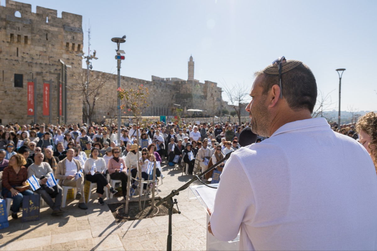 על רקע החומות