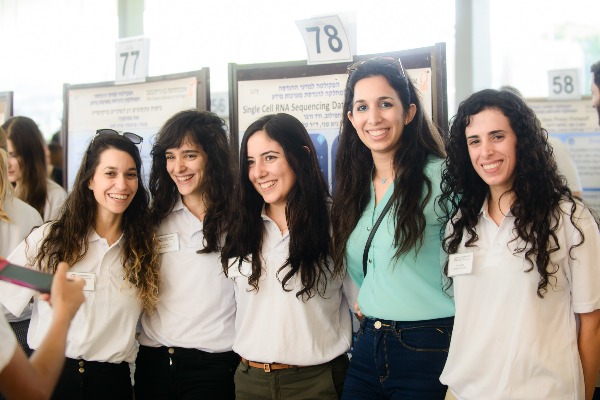 סטודנטיות להנדסה מציגות בכנס פרויקטי הגמר, יוני 2016 