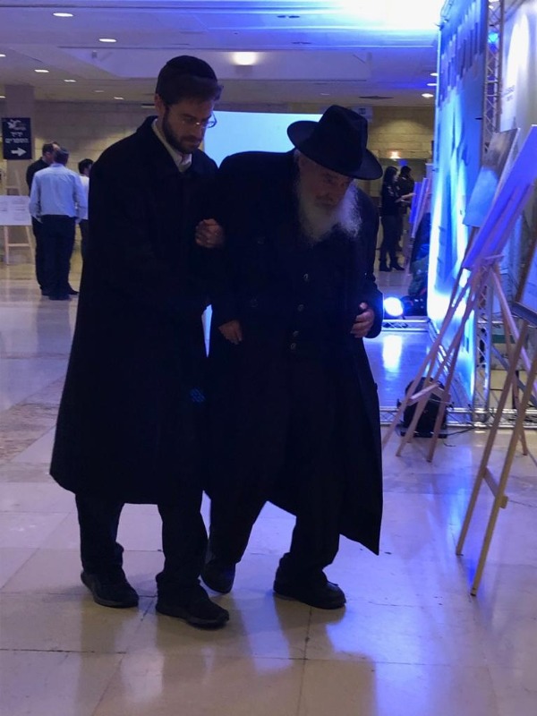 הרב נבנצל מגיע לכנס
