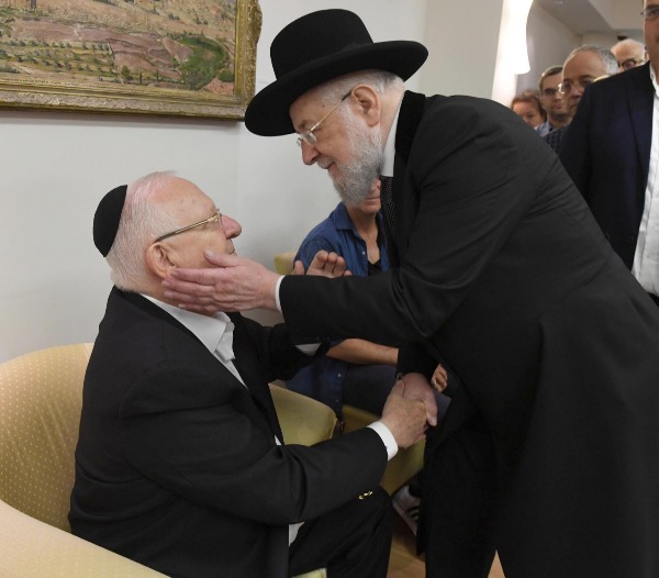 הרב מאיר ישראל לאו מנחם את נשיא המדינה ראובן ריבלין