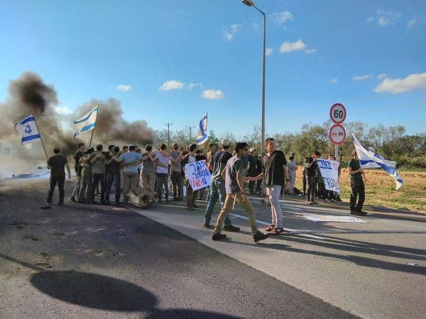 תלמידי ישיבת נווה חוסמים את מעבר כרם שלום