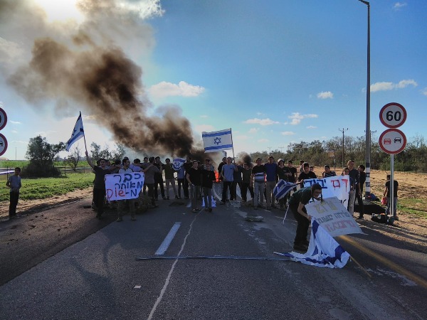 תלמידי ישיבת נווה חוסמים את מעבר כרם שלום