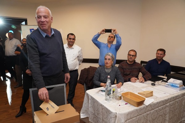 אורי אריאל מצביע