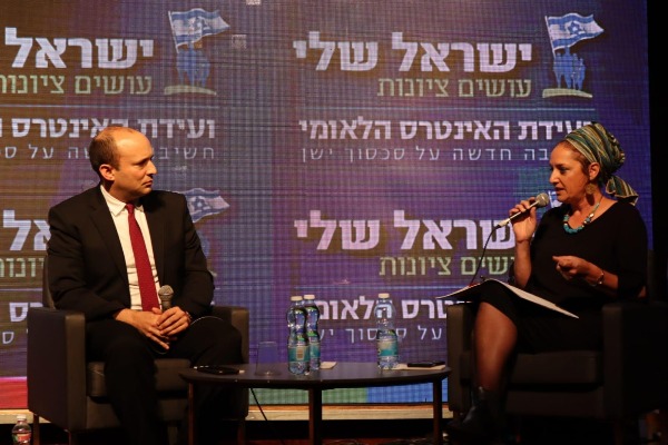 אורלי גולדקלנג והשר נפתלי בנט