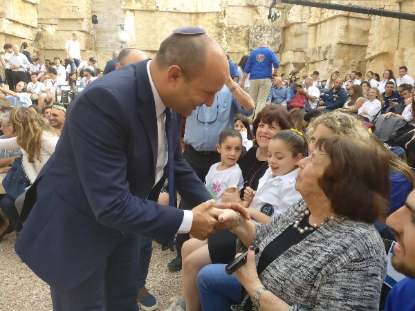 השר נפתלי בנט בטקס של תנועות הנוער