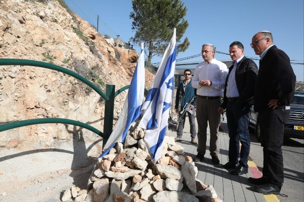יו"ר הכנסת עם ראש המועצה במקום הפיגוע בצומת גבעת אסף