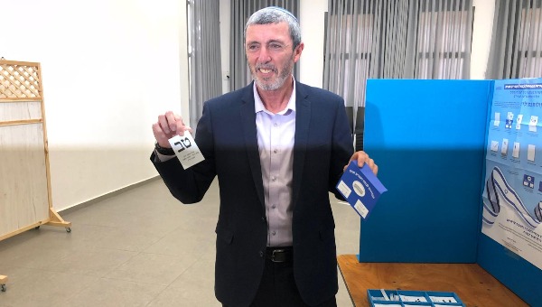 הרב רפי פרץ מצביע