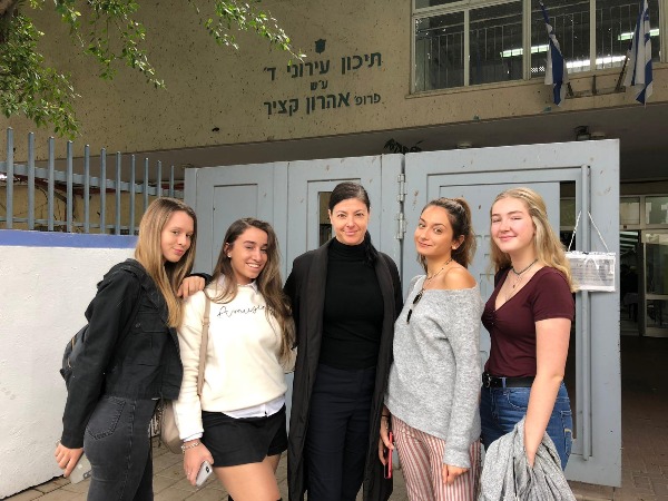 ח"כ מרב מיכאלי עם תלמידות