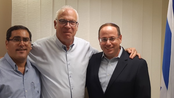 המנכ"ל הנכנס ראובן פינסקי עם השר אריאל והמנכ"ל היוצא, שר שלום ג