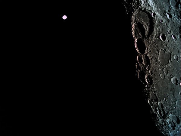 הירח וכדור הארץ ברקע, ממצלמת החללית הישראלית
