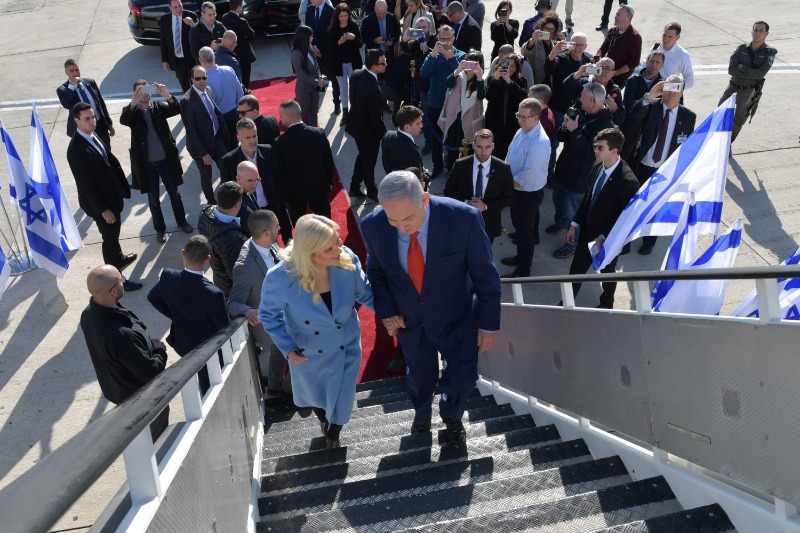 נתניהו ורעייתו עולים למטוס