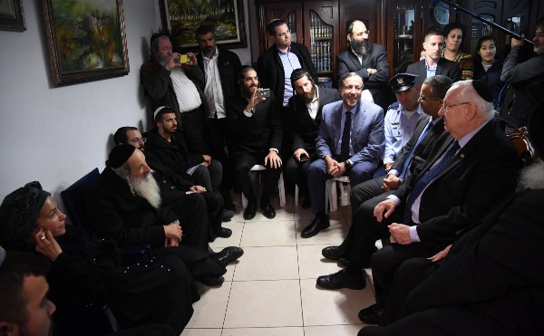 הנשיא מנלם את בני משפחתו של סמל יוסי כהן הי"ד