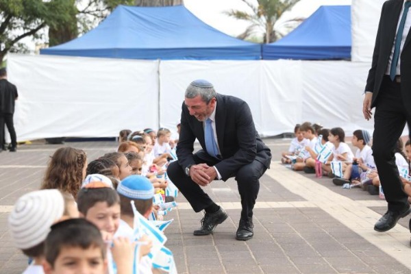 שר החינוך פרץ עם התלמידים