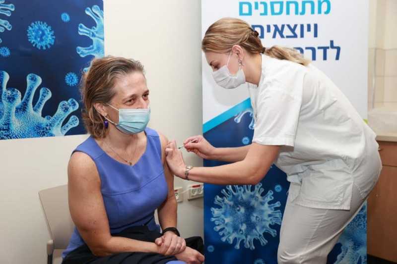 ראש שירותי בריאות הציבור מקבלת את החיסון