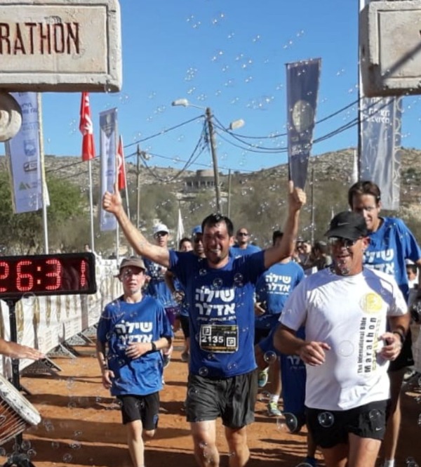 שילה אדלר מסיים חצי מרתון