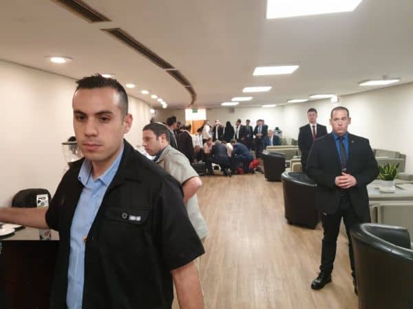 הטיפול בשר קרא מאחורי מליאת הכנסת. יושב מימין: ראש הממשלה נתניהו
