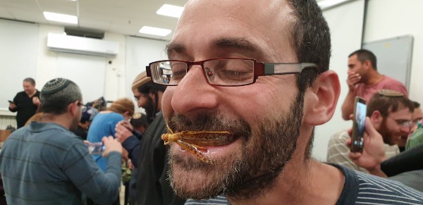 אוכלים ארבה במכללת הרצוג