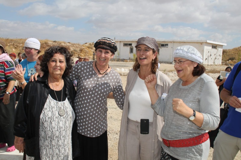 גאולה כהן עם נשות תנועת הריבונות