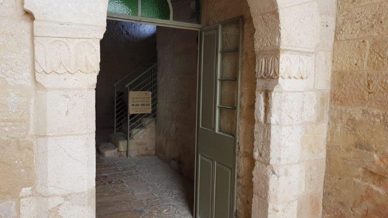 מקום המזוזה שנעקרה והושחתה