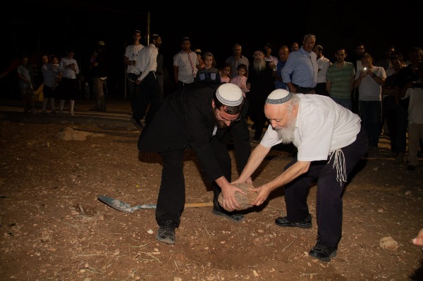 הרב ויצמן וראש הישיבה הרב סגליס בהנחת אבן הפינה