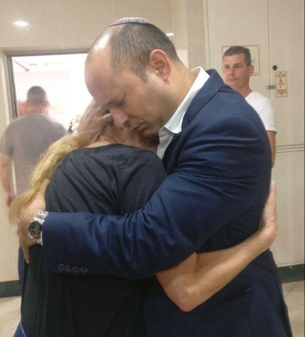 בנט עם אמה של קים