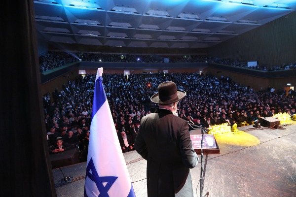 הרב דוד לאו נואם בכנס