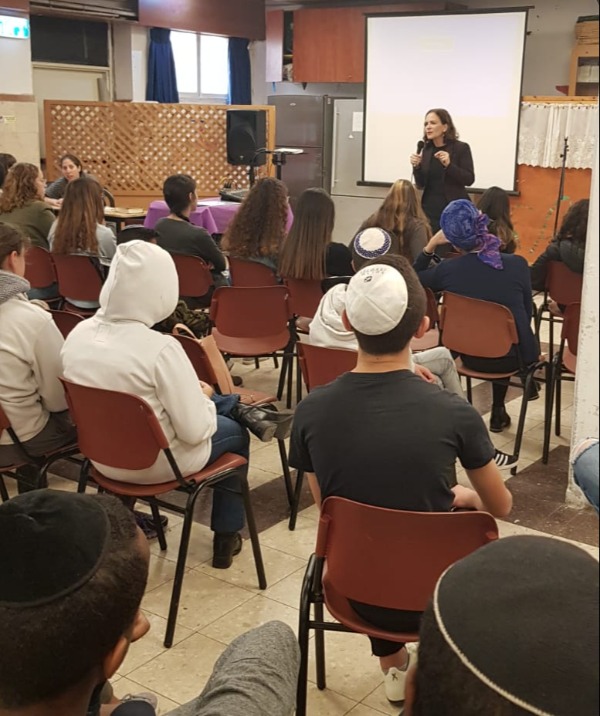 ח"כ רחל עזריה בשיחה עם תלמידים