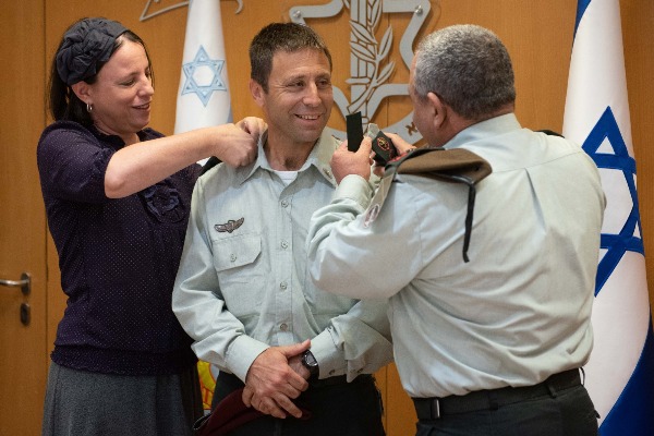 הרמטכ"ל איזנקוט מעניק את דרגת התא"ל לאבי בלוט יחד עם אשתו, עדי