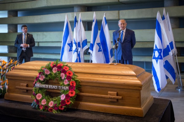 ראש הממשלה נתניהו מול ארונה של רונה רמון ז"ל, הבוקר