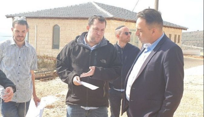 יוסי דגן עם מנכל משרד ראש הממשלה רונן פרץ בסיור בנושא חיבור החשמל בהתיישבות הצעירה