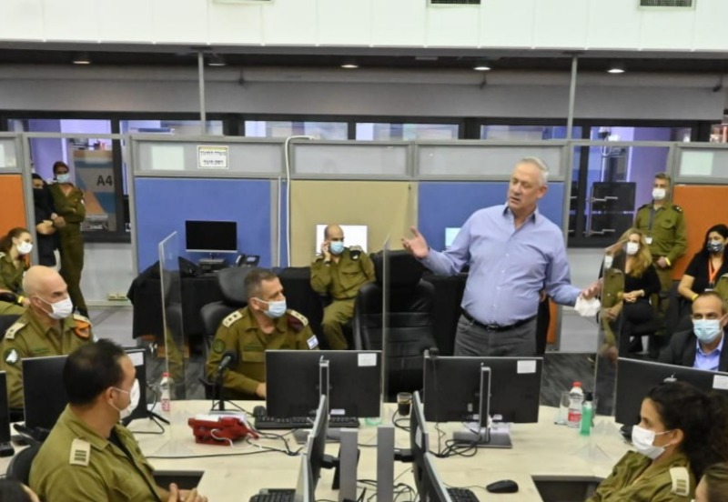 גנץ בסיור במפקדה